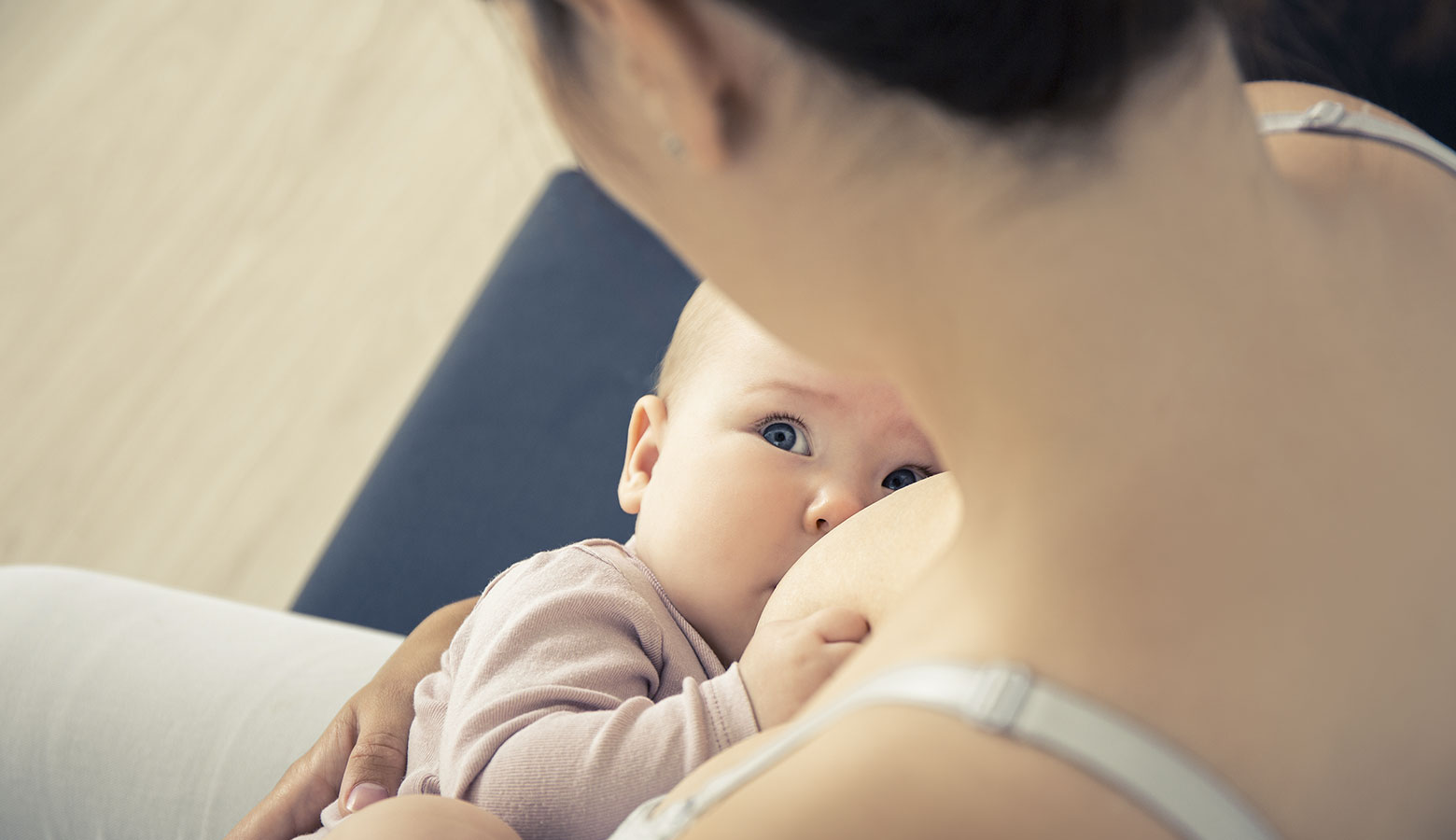 Mutter stillt ihren Säugling