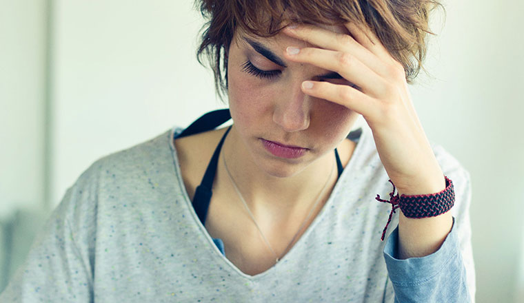 Junge Frau mit Schwangerschaftstest 