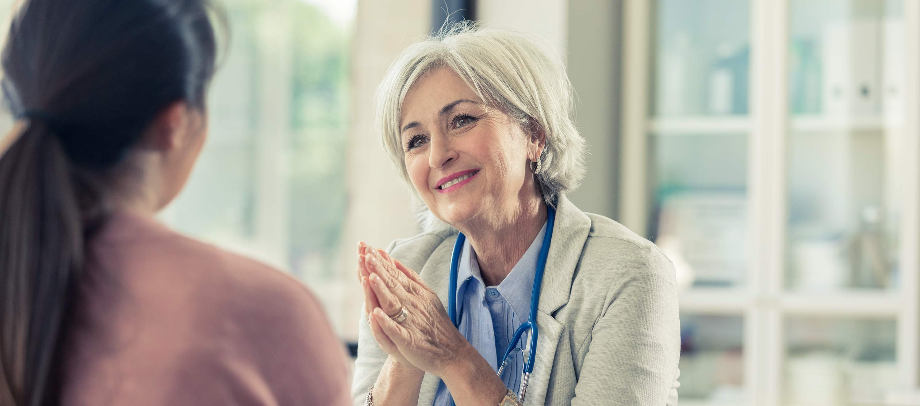 Ärztin im Gespräch mit einer Patientin. 