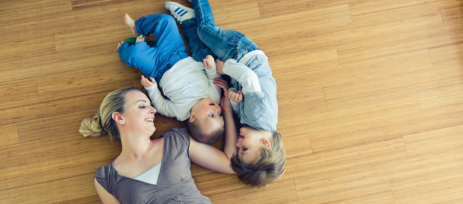 Mutter mit Kleinkindern von oben