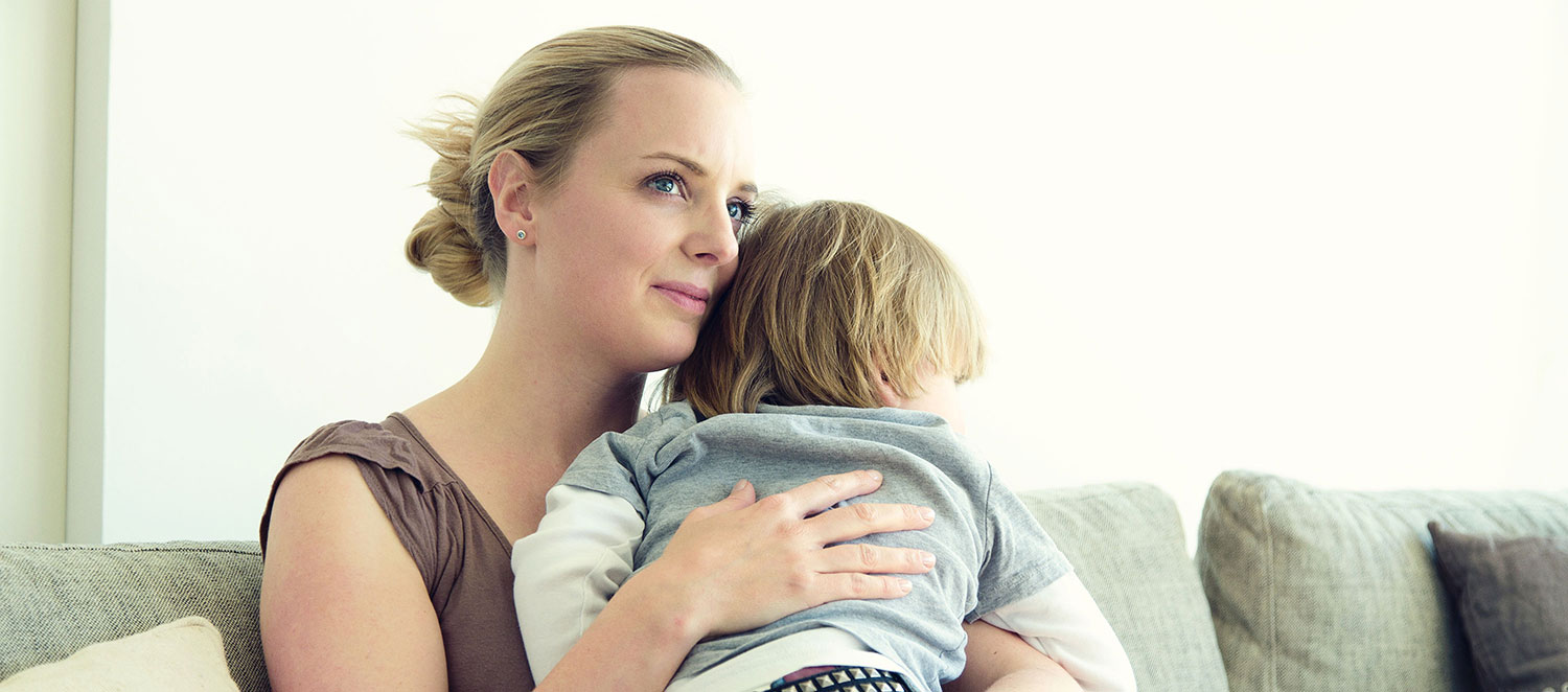 Mutter mit Kleinkind auf dem Sofa