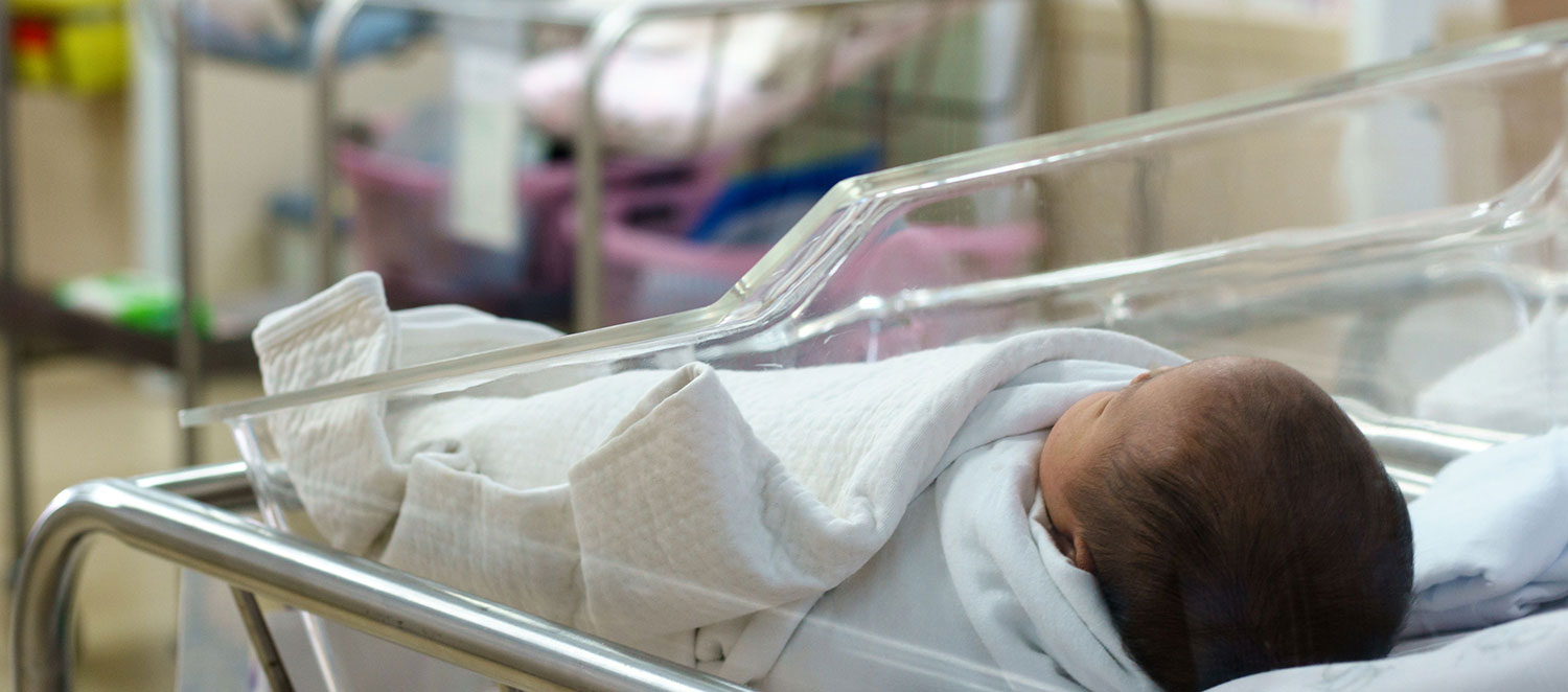 Kleine Babys im Bettchen im Krankenhaus. 