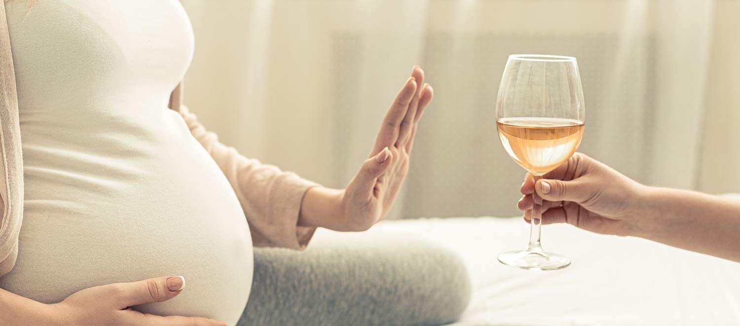 Schwangere verweigert ein Glas Wein
