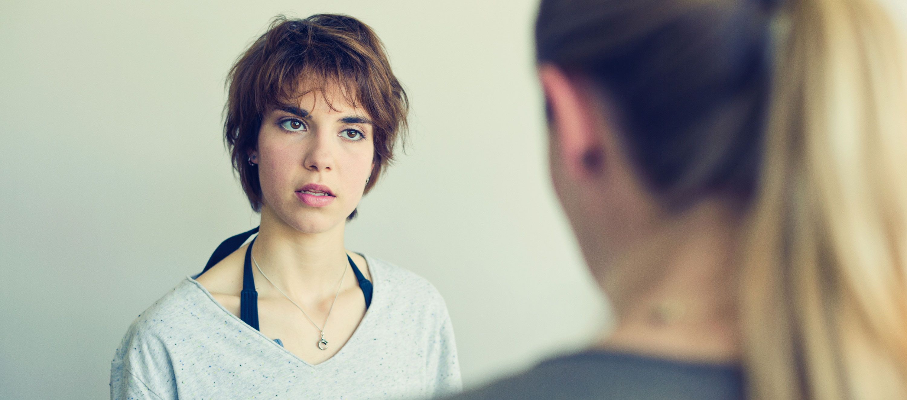 Junge Frau im Gespräch mit einer anderen jungen Frau. 