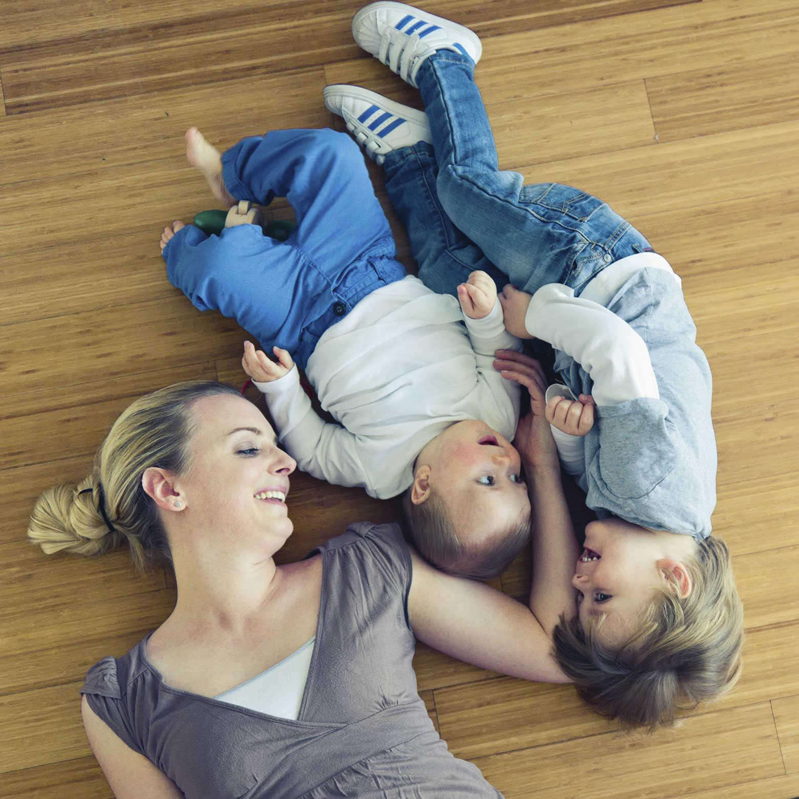 Mutter mit zwei Kleinkindern von oben