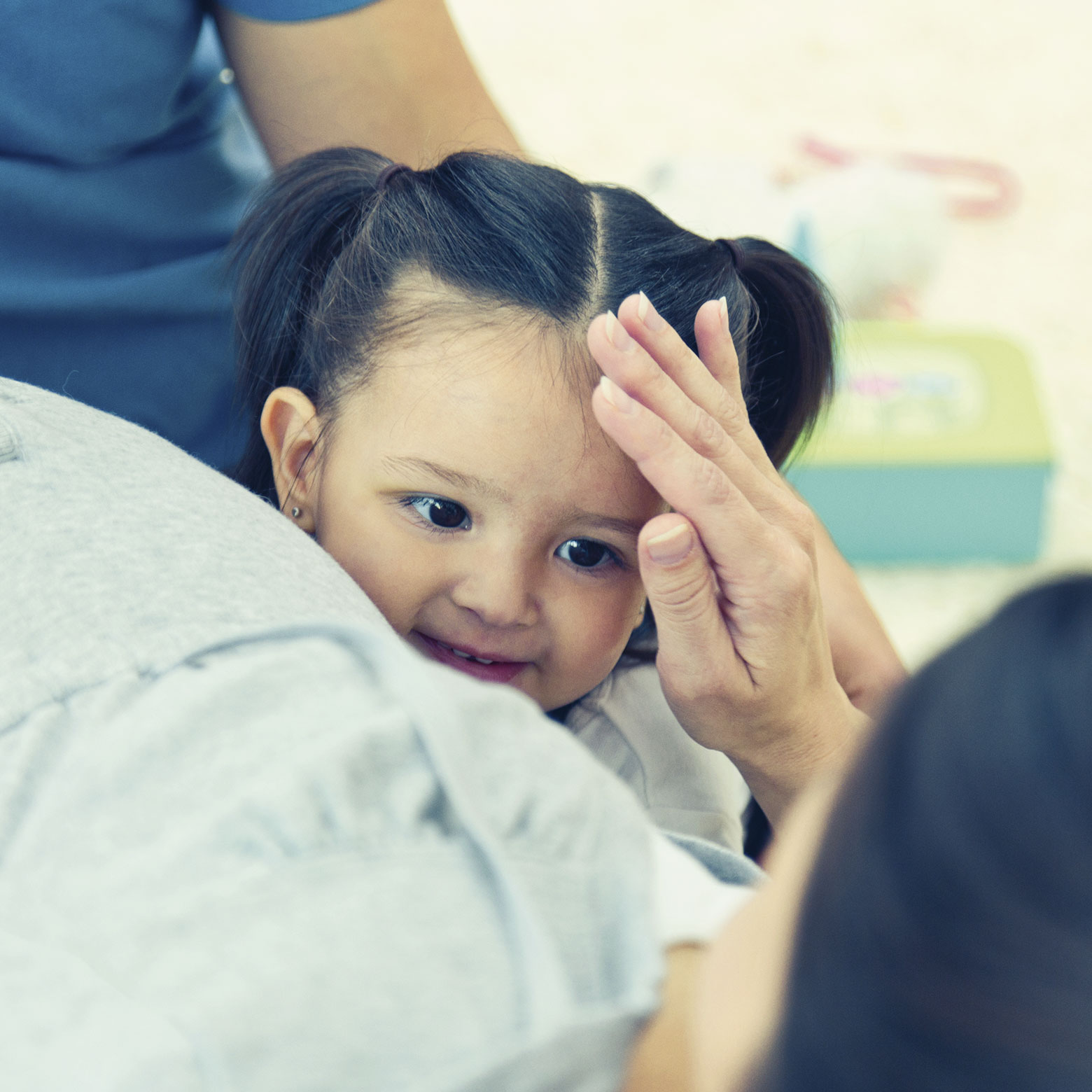 Mutter streichelt ihre kleine Tochter